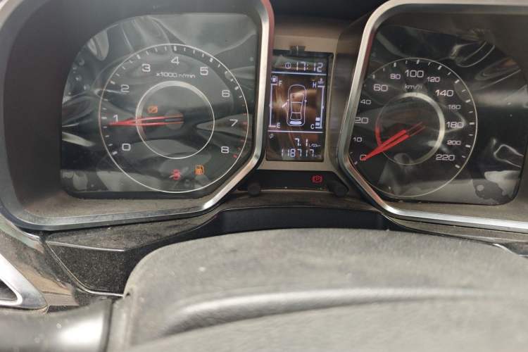 Used Zotye Domy X5 2015 1.5T Manual Luxury Model China V Standard Odometer Close Up