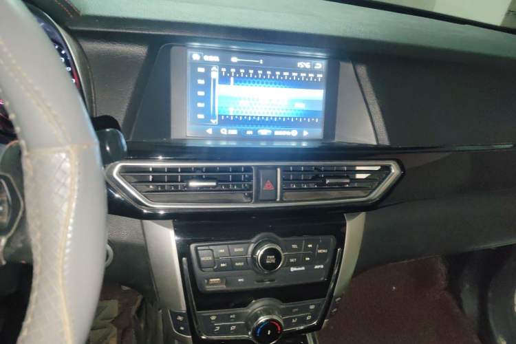 Used Zotye Domy X5 2015 1.5T CVT ZhiXian Model China IV Standard Audio And AC Panel