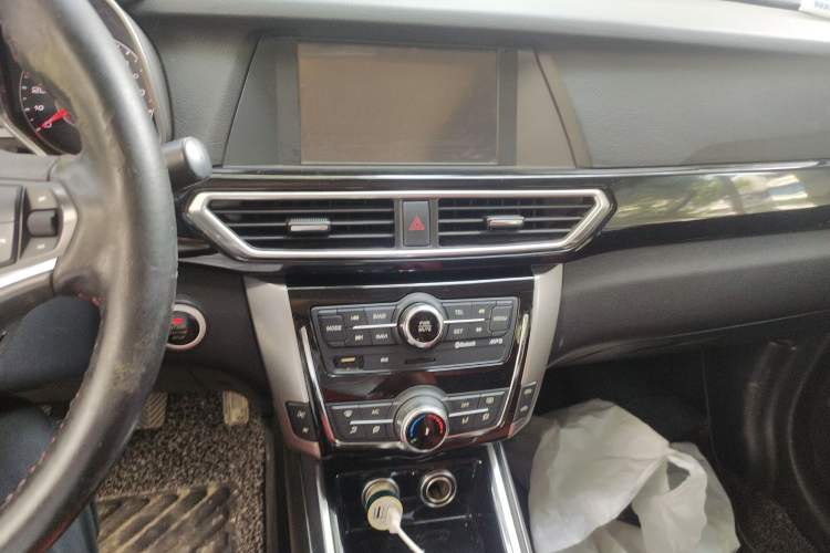 Used Zotye Domy X5 2015 1.5T Manual Luxury Version China IV Standard Audio And AC Panel