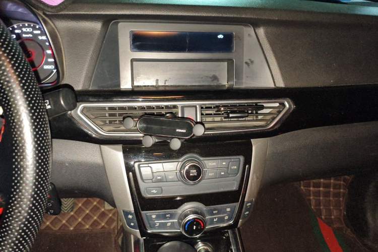 Used Zotye Domy X5 2015 1.5T Manual Elite Model China IV Standard Audio And AC Panel