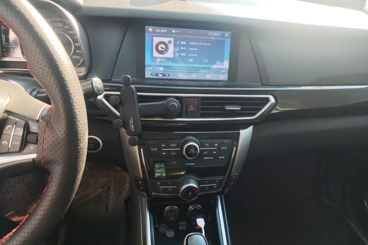 Used Zotye Domy X5 2015 1.5T CVT ZhiXian Model China IV Standard Audio And AC Panel