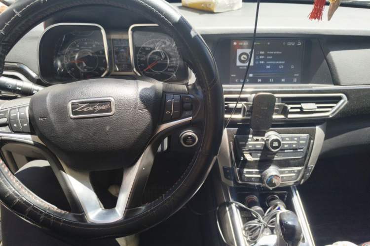 Used Zotye Domy X5 2015 1.5T CVT ZhiXian Trim China V Standard Center Console