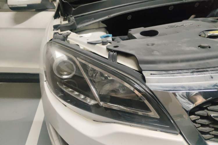 Used Zotye Domy X5 2015 1.5T CVT ZhiXian Model China IV Standard Engine Bay Right
