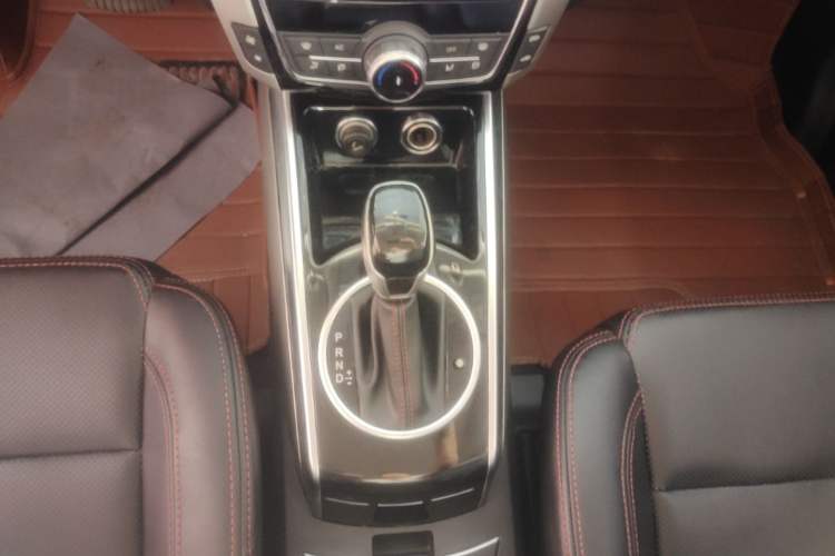 Used Zotye Domy X5 2015 1.5T CVT ZhiXian Model China IV Standard Gear Lever