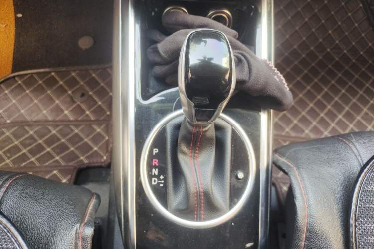 Used Zotye Domy X5 2015 1.5T CVT ZHANG GUI Model China V Standard Gear Lever