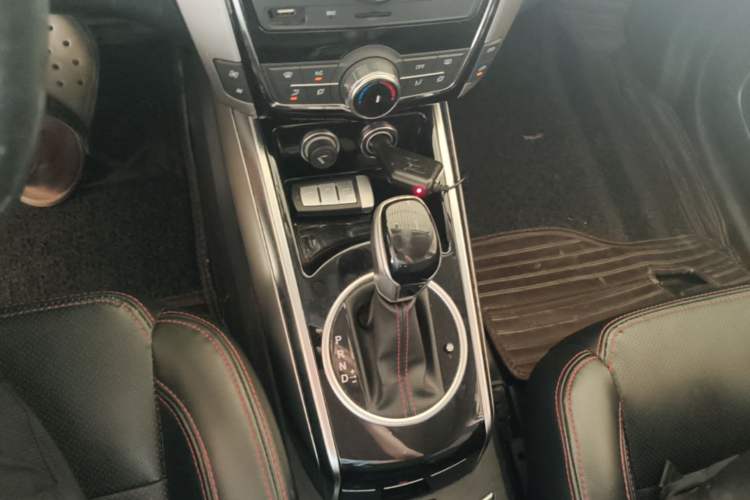 Used Zotye Domy X5 2015 1.5T CVT ZhiXian Trim China V Standard Gear Lever