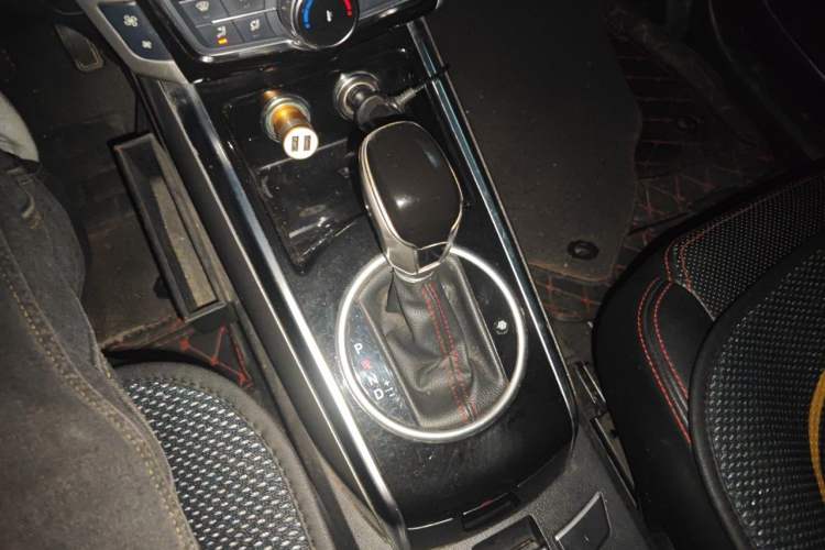 Used Zotye Domy X5 2015 1.5T CVT ZhiXian Model China IV Standard Gear Lever