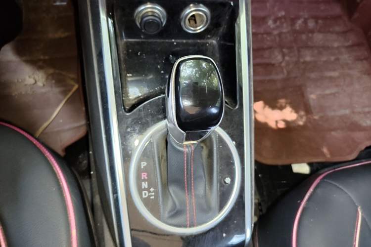 Used Zotye Domy X5 2015 1.5T CVT ZhiXian Model China IV Standard Gear Lever