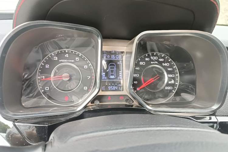 Used Zotye Domy X5 2015 1.5T CVT ZHANG GUI Model China V Standard Instrument Cluster