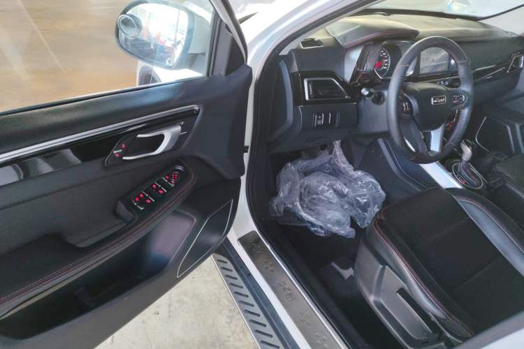 Used Zotye Domy X5 2015 1.5T CVT Landlord Model China IV Standard Interior 3