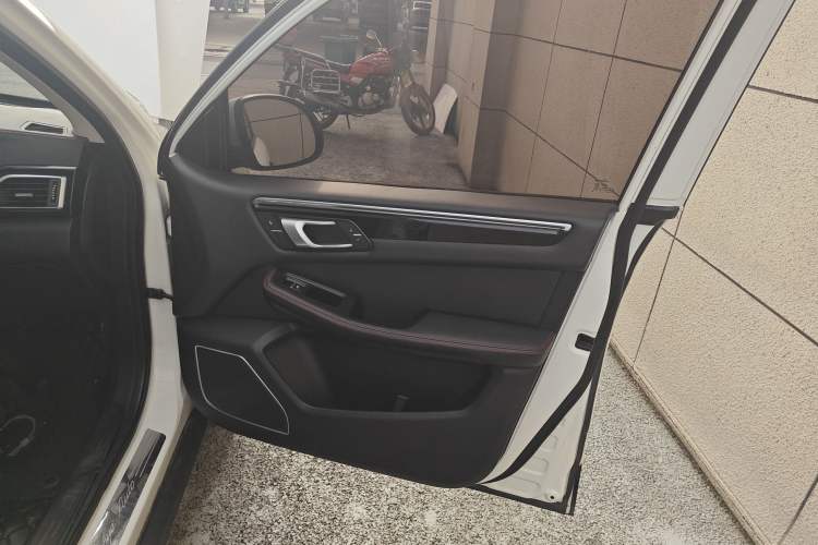 Used Zotye Domy X5 2015 1.5T CVT ZhiXian Model China IV Standard Interior 5