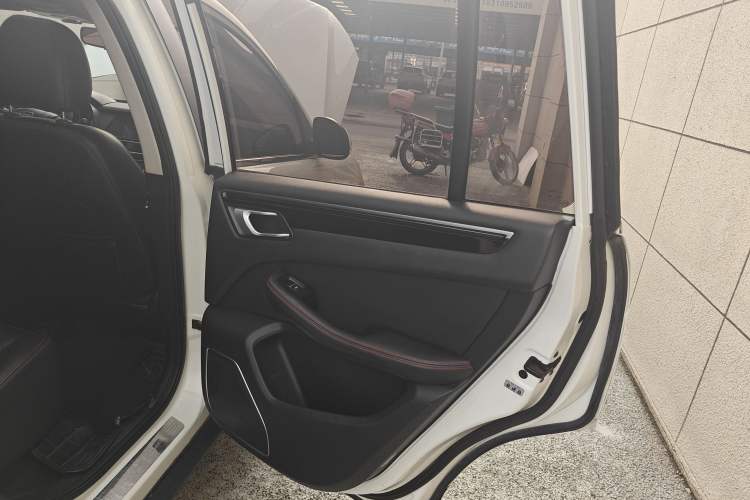 Used Zotye Domy X5 2015 1.5T CVT ZhiXian Model China IV Standard Interior 6