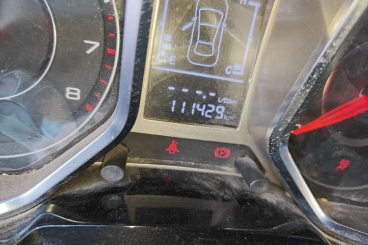 Used Zotye Domy X5 2015 1.5T Manual Elite Model China V Standard Odometer Close Up