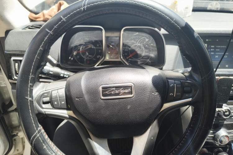 Used Zotye Domy X5 2015 1.5T CVT ZhiXian Trim China V Standard Steering Wheel