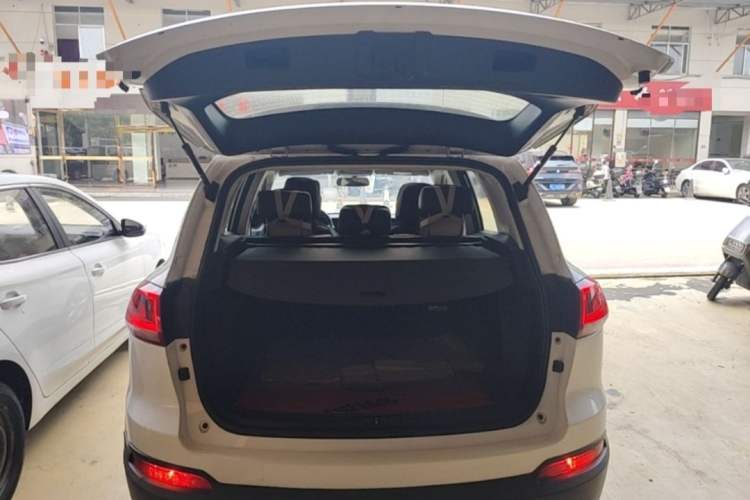 Used Zotye Domy X5 2015 1.5T CVT ZhiXian Trim China V Standard Trunk
