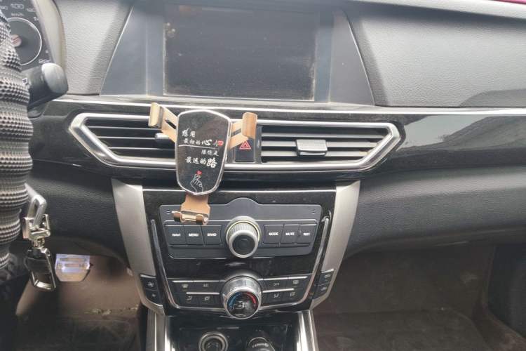 Used Zotye Domy X5 2016 1.5T Manual Elite 7-Seater China IV Standard Audio And AC Panel