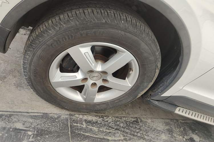 Used Zotye Domy X5 2016 1.5T Manual Luxury 7-Seater Model China IV Standard Left Front Wheel Hub