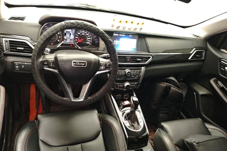 Used Zotye Domy X5 2017 Upgraded Model 1.5T CVT ZhiXian Edition Center Console