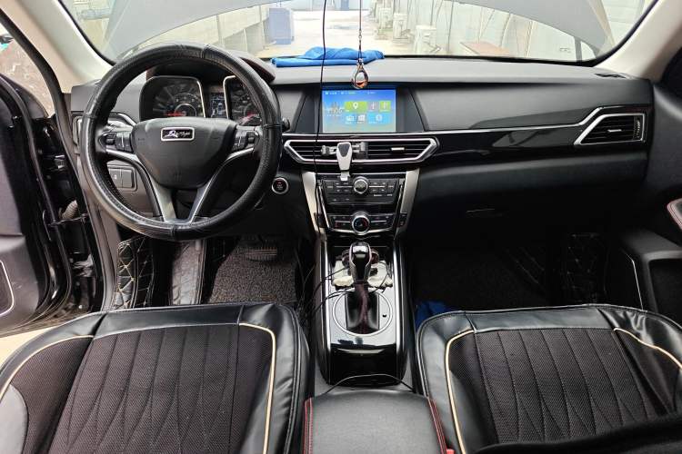 Used Zotye Domy X5 2017 Upgraded Model 1.5T CVT ZhiXian Edition Center Console