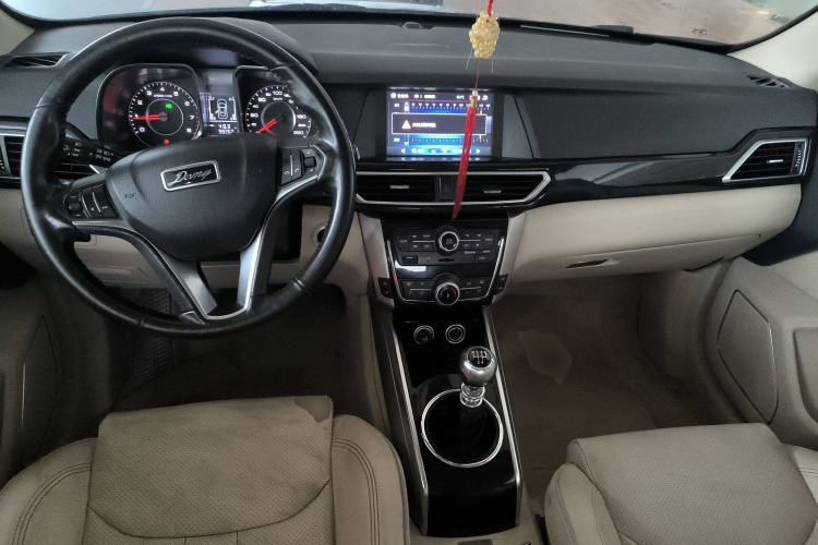 Used Zotye Domy X5 2017 Platinum Edition 1.5T Manual Luxury Model Center Console