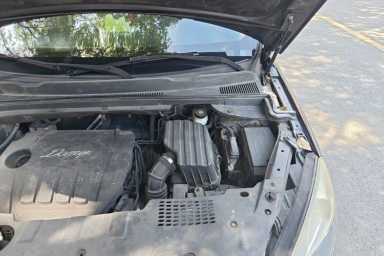 Used Zotye Domy X5 2017 Value Edition 1.6L Manual Fashion Model Engine Bay Left