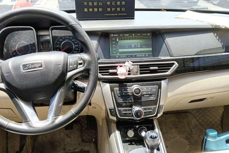 Used Zotye Domy X5 2017 Upgraded Model 1.5T Manual Luxury Version Interior 2