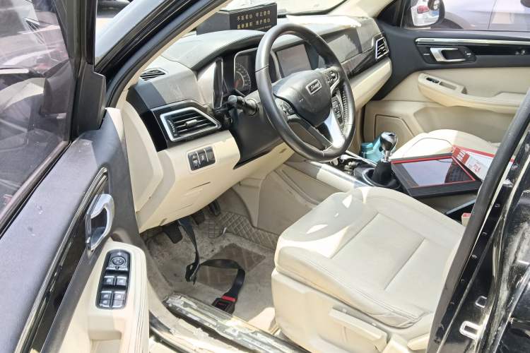 Used Zotye Domy X5 2017 Upgraded Model 1.5T Manual Luxury Version Interior 3