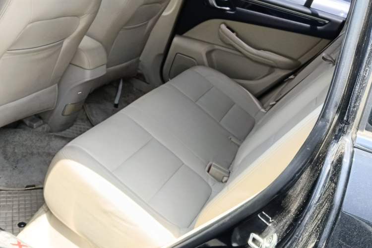 Used Zotye Domy X5 2017 Upgraded Model 1.5T Manual Luxury Version Interior 4