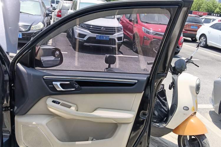 Used Zotye Domy X5 2017 Upgraded Model 1.5T Manual Luxury Version Interior 5