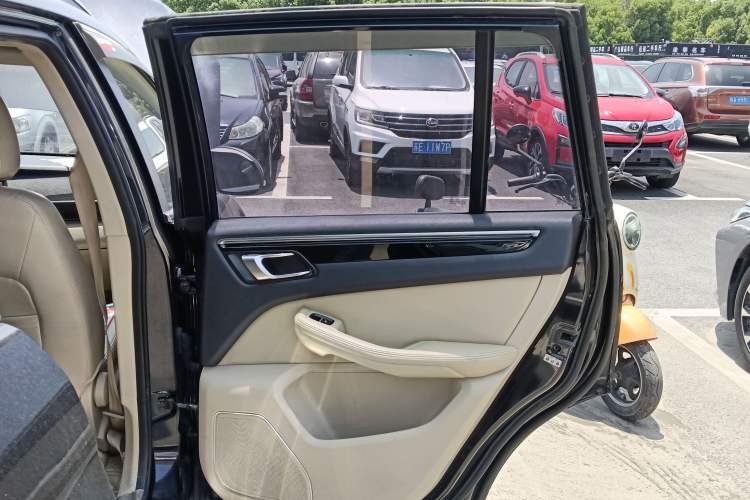 Used Zotye Domy X5 2017 Upgraded Model 1.5T Manual Luxury Version Interior 6