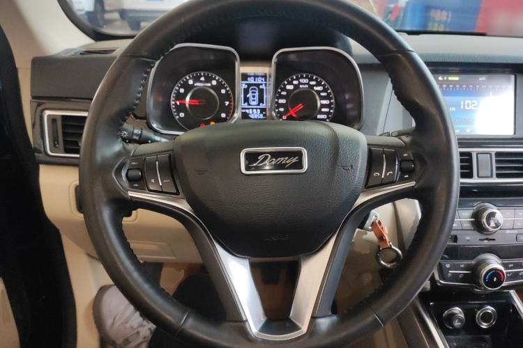 Used Zotye Domy X5 2017 Upgraded Model 1.5T Manual Luxury Version Steering Wheel