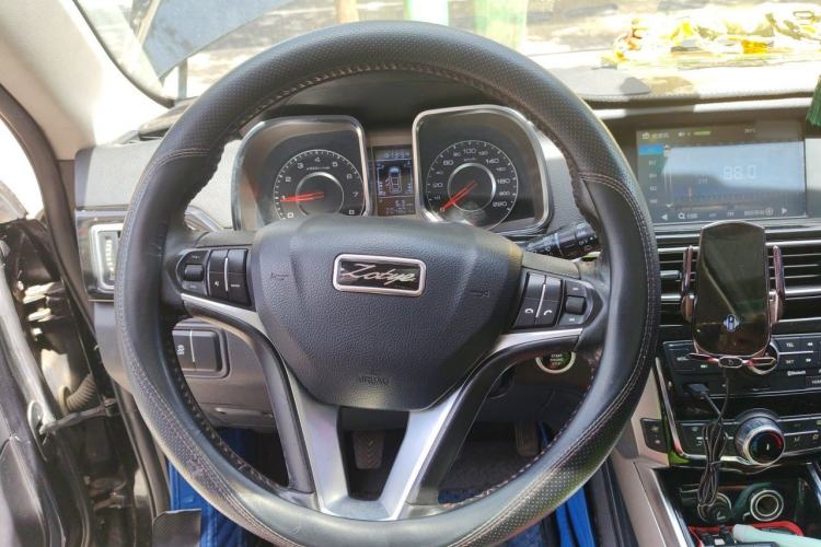 Used Zotye Domy X5 2017 Upgraded Model 1.5T Manual Luxury Version Steering Wheel