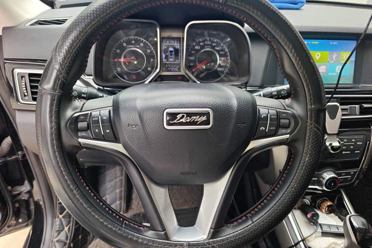 Used Zotye Domy X5 2017 Upgraded Model 1.5T CVT ZhiXian Edition Steering Wheel