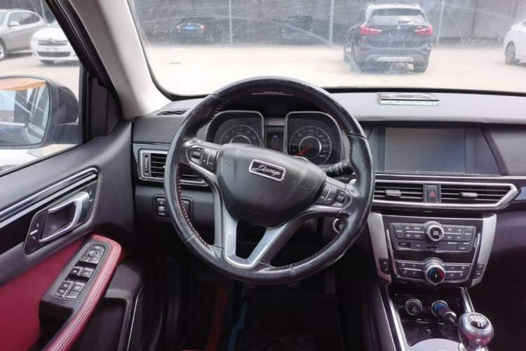 Used Zotye Domy X5 2017 Upgraded Model 1.5T Manual Luxury Edition Steering Wheel