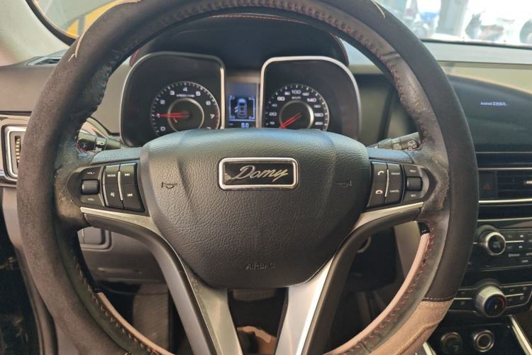 Used Zotye Domy X5 2017 Upgraded Model 1.5T CVT ZhiXian Edition Steering Wheel