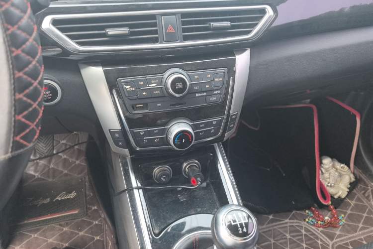 Used Zotye Domy X5 2017 Upgraded Model 1.5T Manual Luxury Edition Audio And AC Panel