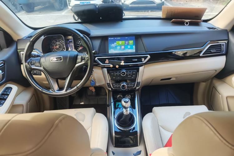 Used Zotye Domy X5 2017 Upgraded Model 1.5T Manual Luxury Version Center Console