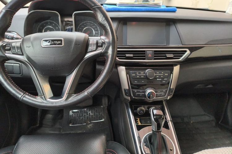 Used Zotye Domy X5 2017 Upgraded Model 1.5T CVT ZhiXian Edition Center Console