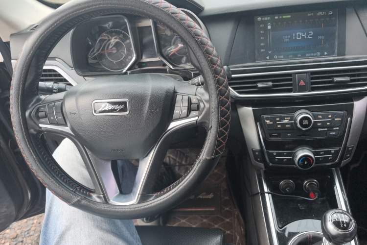 Used Zotye Domy X5 2017 Upgraded Model 1.5T Manual Luxury Edition Interior 2