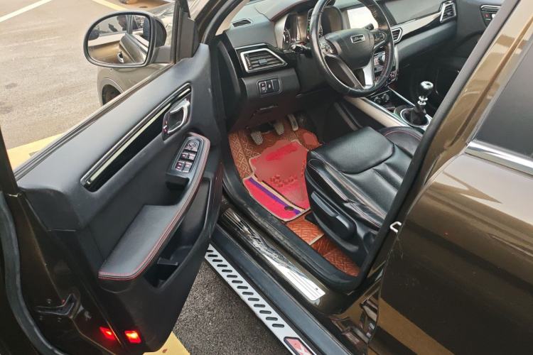 Used Zotye Domy X5 2017 Upgraded Model 1.5T Manual Luxury Edition Interior 3