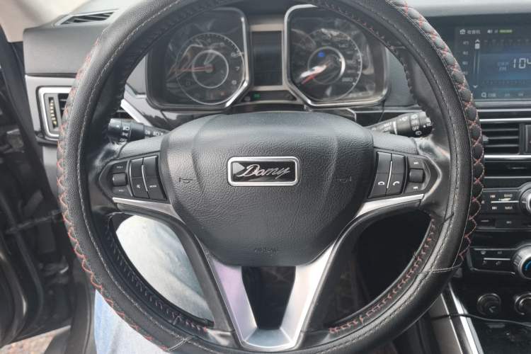 Used Zotye Domy X5 2017 Upgraded Model 1.5T Manual Luxury Edition Steering Wheel