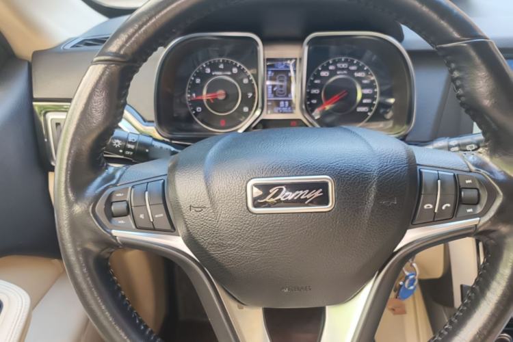 Used Zotye Domy X5 2017 Upgraded Model 1.5T Manual Luxury Version Steering Wheel