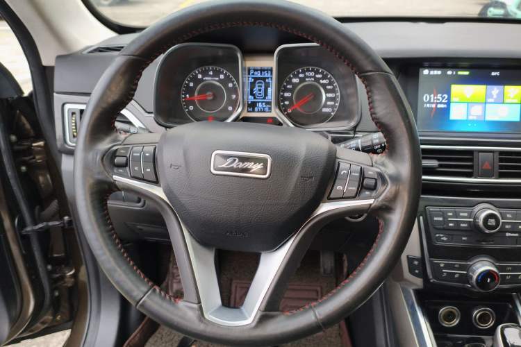 Used Zotye Domy X5 2017 Upgraded Model 1.5T CVT ZhiXian Edition Steering Wheel