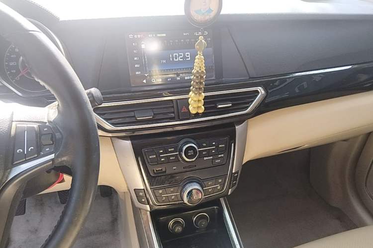Used Zotye Domy X5 2017 Upgraded Model 1.5T Manual Luxury Version Audio And AC Panel