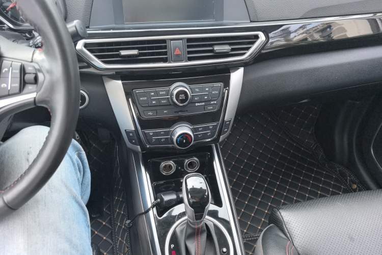 Used Zotye Domy X5 2017 Upgraded Model 1.5T CVT ZhiXian Edition Audio And AC Panel