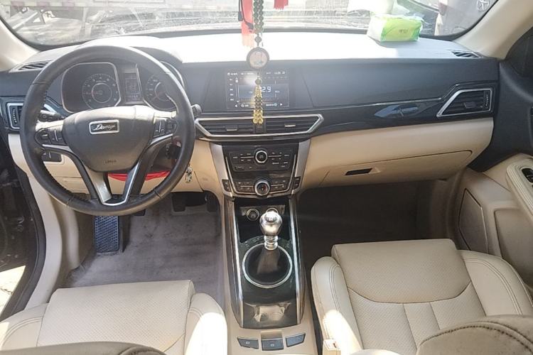 Used Zotye Domy X5 2017 Upgraded Model 1.5T Manual Luxury Version Center Console
