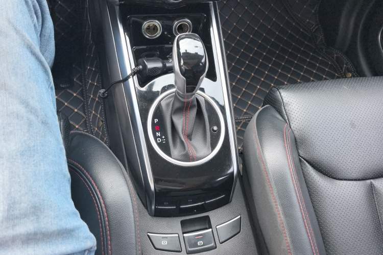 Used Zotye Domy X5 2017 Upgraded Model 1.5T CVT ZhiXian Edition Gear Lever