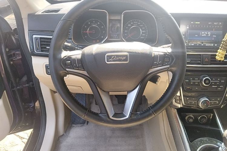 Used Zotye Domy X5 2017 Upgraded Model 1.5T Manual Luxury Version Steering Wheel