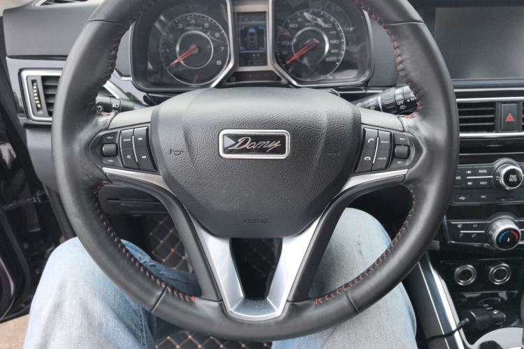 Used Zotye Domy X5 2017 Upgraded Model 1.5T CVT ZhiXian Edition Steering Wheel