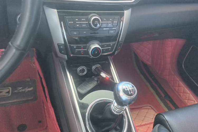 Used Zotye Domy X5 2017 Upgraded Model 1.5T Manual Luxury Edition Audio And AC Panel
